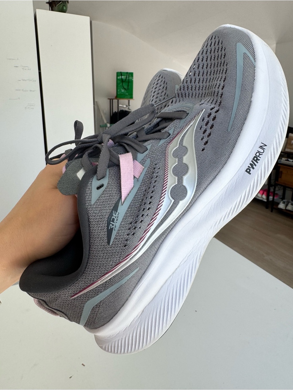 Saucony Ride 15 Running Shoes Women’s Size 9 Gray Pink PWRRUN